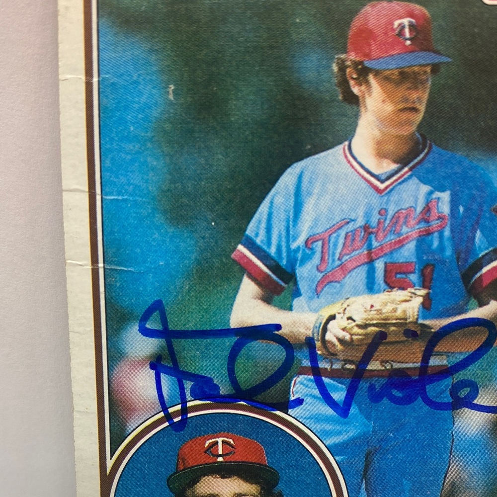 1983 Topps Frank Viola Twins #586 In Person Autograph (065) - Picture 3 of 4
